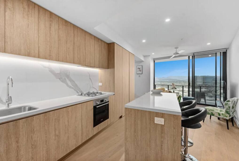 Nearly New Level 38 Broadbeach Casino 1 Bdr Unit Apartment